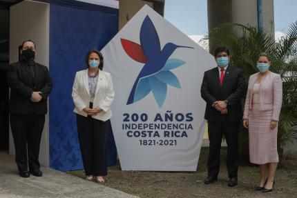 Lanzamiento Costa Rica 200 años de Independencia Presidente de la República, Primera Dama , Ministra de Cultura y Juventud y Archivo Nacional