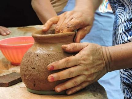 Las manos de Zeneida dan forma a las piezas. Ella expresa sentir un gran orgullo por eso. Foto: CICPC 