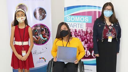 Sofía Salinas, concertina de la orquesta; Gabriela Cordero, intérprete de viola; y Dulce Abarca, violinista, quienes tuvieron el honor de representar a los 30 niños, niñas y jóvenes, que integran la orquesta. Foto: Sinem