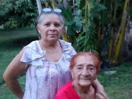 Zeneida y su madre Claudia Rosales Pérez, de quien aprendió el oficio siendo niña. Fotografía cortesía de Zeneida Trejos Rosales para el CICPC.