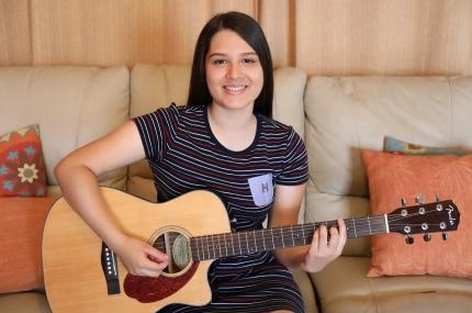 Fotografía: Con la canción “Latidos”, la joven Fiorella Hernández Solano, de 18 años de edad, ganó el primer lugar de la séptima edición del concurso “Canción por la Paz”. Foto: MJP. Fotografía: Con la canción “Latidos”, la joven Fiorella Hernández Solano, de 18 años de edad, ganó el primer lugar de la séptima edición del concurso “Canción por la Paz”. Foto: MJP.