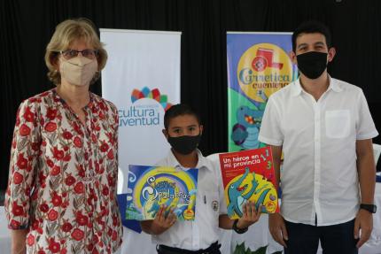 Loida Pretiz, viceministra de Cultura; el estudiante ganador, Josthin Daniel Powers Barahona; y Alberto Barrantes, director de Carretica Cuentera. Fotografía Unidad de Comunicación, MCJ