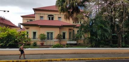 Fachada frente al parque Morazán. Así luce actualmente el edificio patrimonial después de 130 años de existencia. Los jardines serán intervenidos pues actualmente la abundante vegetación no permite la entrada de luz natural, además es necesario para disminuir la humedad y facilitar la vista al inmueble y sus actividades.