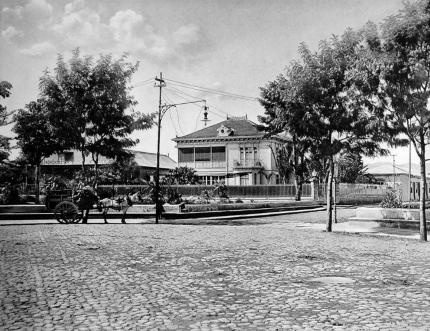 La casa cuando era habitada por la familia Lindo. Foto de Fernando Zamora, 1908 La casa cuando era habitada por la familia Lindo. Foto de Fernando Zamora, 1908
