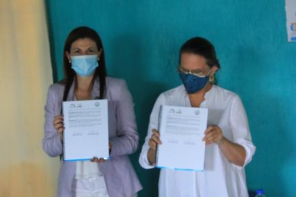 Durante la inauguración, se firmó un convenio entre el Ministerio de Justicia y Paz y el Ministerio de Cultura y Juventud, mediante el cual este último impartirá cursos y talleres en los Puntos de lectura.  Foto: MJP