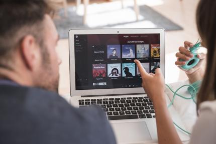 En esta tercera entrega de MÚSICA FFWD>>, se desarrollará el tema de la curaduría y la música digital. En esta tercera entrega de MÚSICA FFWD>>, se desarrollará el tema de la curaduría y la música digital.