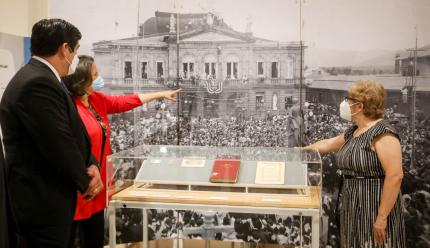 Inauguración de la exposición “Blanco, azul y rojo. 1821-2021”, en el marco del programa nacional de conmemoración de los 200 años de Independencia de Costa Rica. Foto: Presidencia. Inauguración de la exposición “Blanco, azul y rojo. 1821-2021”, en el marco del programa nacional de conmemoración de los 200 años de Independencia de Costa Rica. Foto: Presidencia.