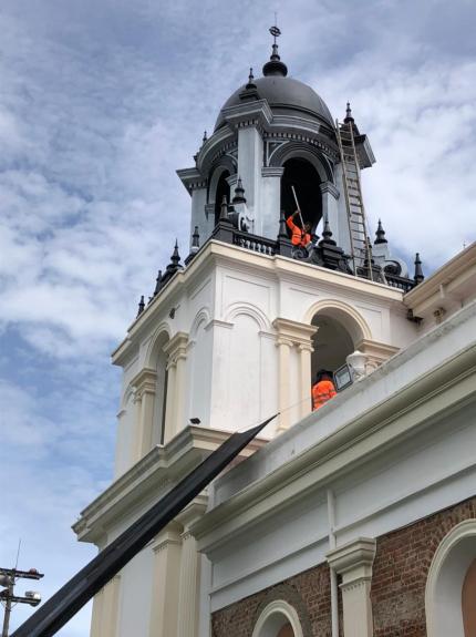 Actualmente hay obras en proceso en cúpulas, losas, muro sur y tapia perimetral de la Basílica. Por: C. Salas, CICPC.