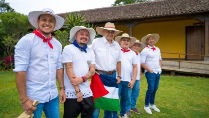 El grupo “Los Loría” lo integran cinco músicos de la familia Loría, padre e hijos, de linaje guanacasteco y con una amplia trayectoria en la música costarricense. Foto MNCR El grupo “Los Loría” lo integran cinco músicos de la familia Loría, padre e hijos, de linaje guanacasteco y con una amplia trayectoria en la música costarricense. Foto MNCR
