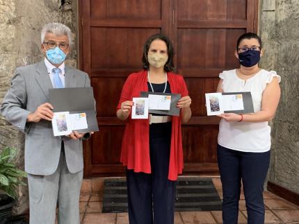 De izquierda a derecha: artista plástico, Herberth Bolaños Rivera; Sylvie Durán, ministra de Cultura y Juventud; y Katherine Pacheco, gerente comercial de Correos de Costa Rica. Fotografía Correos de Costa Rica. De izquierda a derecha: artista plástico, Herberth Bolaños Rivera; Sylvie Durán, ministra de Cultura y Juventud; y Katherine Pacheco, gerente comercial de Correos de Costa Rica. Fotografía Correos de Costa Rica.
