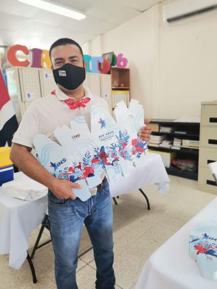 Fotografía: Costarricenses armando sus faroles alusivos al Bicentenario de la Independencia.