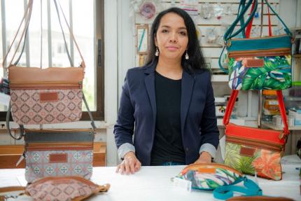 Fotografía: María Gabriela Amey Fonseca, Pavas, San José. Esta artesana presenta dos colecciones de bolsos, mochilas y alforjas. Una colección inspirada en la frescura y el color de la flora de nuestro trópico con el nombre de “Tropicalia”. La otra colección llamada “Pasos y pisos”, la cual se inspira en el diseño de los mosaicos de varios edificios patrimoniales de San José, entre ellos, las estaciones del tren del Atlántico y del Pacifico.