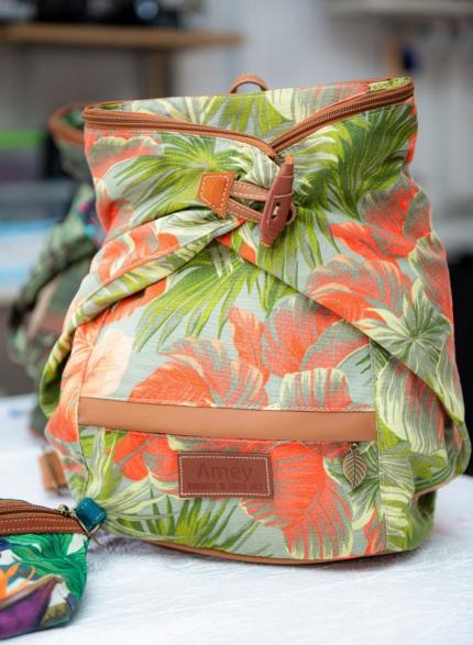 Fotografía: María Gabriela Amey Fonseca, Pavas, San José. Esta artesana presenta dos colecciones de bolsos, mochilas y alforjas. Una colección inspirada en la frescura y el color de la flora de nuestro trópico con el nombre de “Tropicalia”. La otra colección llamada “Pasos y pisos”, la cual se inspira en el diseño de los mosaicos de varios edificios patrimoniales de San José, entre ellos, las estaciones del tren del Atlántico y del Pacifico.