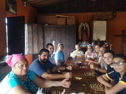 Miembros de la Cofradía de Nuestra Señorita Virgen de Guadalupe, en Nicoya, en la ceremonia de “La contadera de días”. Esta organización comunal fue la ganadora del premio en 2019. Cortesía de Mario Rojas. Miembros de la Cofradía de Nuestra Señorita Virgen de Guadalupe, en Nicoya, en la ceremonia de “La contadera de días”. Esta organización comunal fue la ganadora del premio en 2019. Cortesía de Mario Rojas.