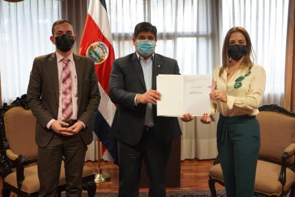 Este jueves, el presidente de la República, Carlos Alvarado Quesada, y el ministro a. i. de Cultura y Juventud, Dennis Portuguez, firmaron la Ley de Salvamento Cultural, N° 10040. Este jueves, el presidente de la República, Carlos Alvarado Quesada, y el ministro a. i. de Cultura y Juventud, Dennis Portuguez, firmaron la Ley de Salvamento Cultural, N° 10040.