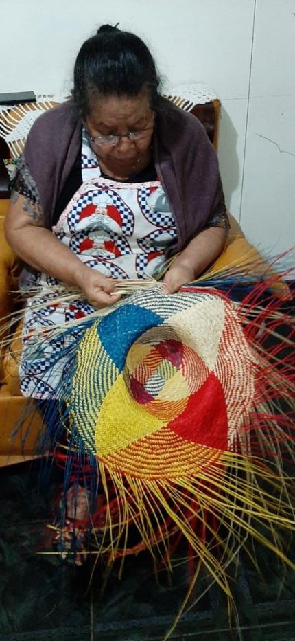 Rosario Hernández Mena, del cantón de Mora, fue ganadora del primer lugar del certamen en la categoría Tradicional Indígena con la obra Sombrero de paja ancestral, conjunto de tres piezas, en bejuco de estococa trenzado y pigmentos naturales. Foto cortesía de la artesana. Rosario Hernández Mena, del cantón de Mora, fue ganadora del primer lugar del certamen en la categoría Tradicional Indígena con la obra Sombrero de paja ancestral, conjunto de tres piezas, en bejuco de estococa trenzado y pigmentos naturales. Foto cortesía de la artesana.