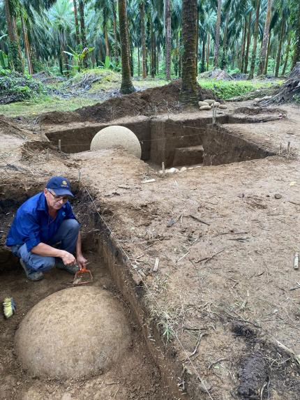 Francisco Corrales, en la excavación segunda esfera, ubicada en diciembre 2021. Foto MNCR Francisco Corrales, en la excavación segunda esfera, ubicada en diciembre 2021. Foto MNCR