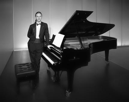 En esta oportunidad, el solista invitado será el pianista alemán Markus Groh, quien tendrá en sus manos la interpretación del concierto para piano. En esta oportunidad, el solista invitado será el pianista alemán Markus Groh, quien tendrá en sus manos la interpretación del concierto para piano.