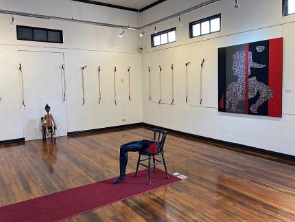 Exposición “Eva”, que ofreció el artista en el Museo Histórico Cultural Juan Santamaría, le permitió obtener el Premio Nacional de Artes Visuales Francisco Amighetti en la categoría Bidimensional 2021. Fotografía: Álvaro Bracci Exposición “Eva”, que ofreció el artista en el Museo Histórico Cultural Juan Santamaría, le permitió obtener el Premio Nacional de Artes Visuales Francisco Amighetti en la categoría Bidimensional 2021. Fotografía: Álvaro Bracci