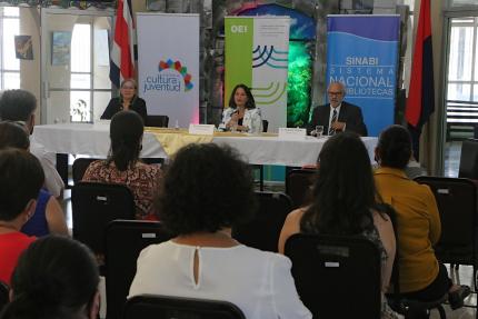 En la presentación de la “Estrategia Nacional para el fomento de la lectura y la promoción del libro en Costa Rica”, participó Sylvie Durán, ministra de Cultura y Juventud; Lovania Garmendia, directora del Sistema Nacional de Bibliotecas; así como Roberto Cuéllar, director de la Oficina OEI-Costa Rica.