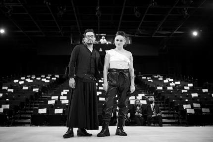 Pablo Caravaca, coreógrafo de “Revolucionarias”, junto a la directora artística Liubov. R. Otto. Foto: Esteban Chinchilla Pablo Caravaca, coreógrafo de “Revolucionarias”, junto a la directora artística Liubov. R. Otto. Foto: Esteban Chinchilla