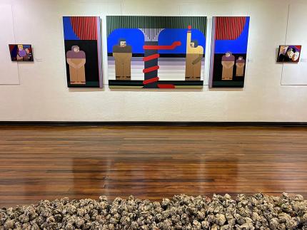 Exposición “Eva”, que ofreció el artista en el Museo Histórico Cultural Juan Santamaría, le permitió obtener el Premio Nacional de Artes Visuales Francisco Amighetti en la categoría Bidimensional 2021. Fotografía: Álvaro Bracci Exposición “Eva”, que ofreció el artista en el Museo Histórico Cultural Juan Santamaría, le permitió obtener el Premio Nacional de Artes Visuales Francisco Amighetti en la categoría Bidimensional 2021. Fotografía: Álvaro Bracci