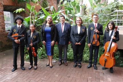 Autoridades del MCJ y SiNEM, junto a los músicos y directora del SiNEM León XIII. Fotografía Unidad de Comunicación MCJ