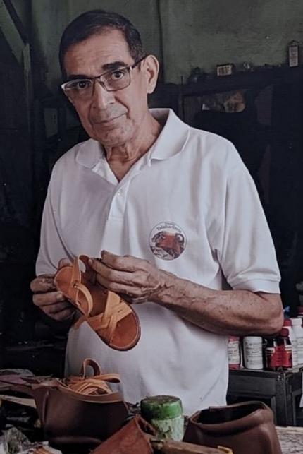 Inocente Morales Zapata es un liberiano con más de 50 años de experiencia en el trabajo de la talabartería. Aprendió este oficio de su padre, Inocente Morales Acevedo, fundador de la talabartería La Estrella.