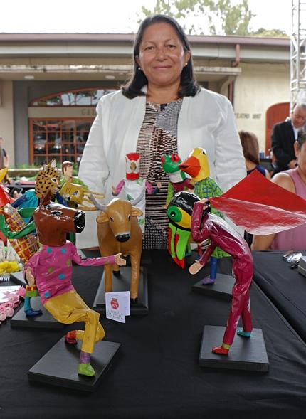 Elena Hernández Brenes es mascarera y artesana, con más de 20 años de trayectoria Elena Hernández Brenes es mascarera y artesana, con más de 20 años de trayectoria