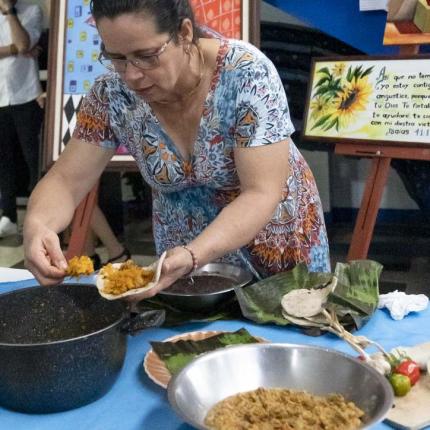 La actividad de premiación contó con la exposición de algunas de las recetas participantes. En la foto Xinia Guzmán Ramírez demostró por qué el plato Picasabor, una combinación de picadillos y frijol arreglado en tortilla de maíz palmeada, es merecedor del tercer lugar de la categoría Acompañamientos. Fotos por E. Bolaños para el CICPC. La actividad de premiación contó con la exposición de algunas de las recetas participantes. En la foto Xinia Guzmán Ramírez demostró por qué el plato Picasabor, una combinación de picadillos y frijol arreglado en tortilla de maíz palmeada, es merecedor del tercer lugar de la categoría Acompañamientos. Fotos por E. Bolaños para el CICPC.