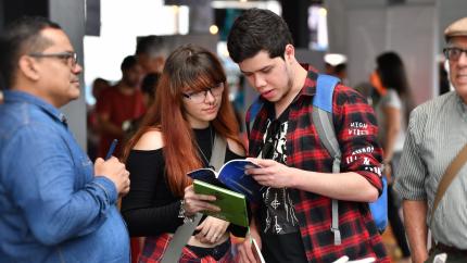 Escritores, librerías y editoriales de diferentes zonas del país, estarán presentes en la Fiesta Nacional de la Lectura 2022, del 18 al 20 de noviembre, en la Antigua Aduana; entrada gratuita