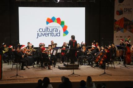 Actividad especial de iluminación contó con jóvenes músicos del Instituto Nacional de la Música y del Sistema Nacional de Educación Musical, de la sede de Mata de Plátano, así como el Coro Schola Cantorum, del SiNEM Parque La Libertad, quienes interpretaron temas navideños para el público presente.