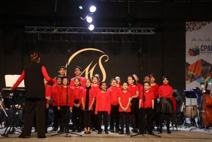 Actividad especial de iluminación contó con jóvenes músicos del Instituto Nacional de la Música y del Sistema Nacional de Educación Musical, de la sede de Mata de Plátano, así como el Coro Schola Cantorum, del SiNEM Parque La Libertad, quienes interpretaron temas navideños para el público presente.