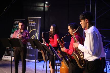 Actividad especial de iluminación contó con jóvenes músicos del Instituto Nacional de la Música y del Sistema Nacional de Educación Musical, de la sede de Mata de Plátano, así como el Coro Schola Cantorum, del SiNEM Parque La Libertad, quienes interpretaron temas navideños para el público presente.