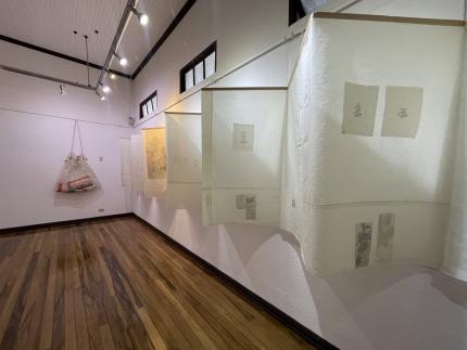 Propuesta expositiva “Rojo Vivace” celebra 40 años de trayectoria y versatilidad plástica de la artista alajuelense Dinorah Carballo Jiménez Propuesta expositiva “Rojo Vivace” celebra 40 años de trayectoria y versatilidad plástica de la artista alajuelense Dinorah Carballo Jiménez