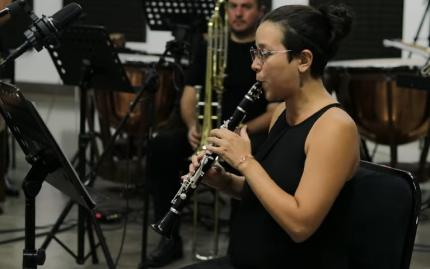 Álbum bajo la dirección de Eddie Mora reúne obras de cinco compositores costarricenses, así como dos de otros países: El Salvador y Colombia Álbum bajo la dirección de Eddie Mora reúne obras de cinco compositores costarricenses, así como dos de otros países: El Salvador y Colombia