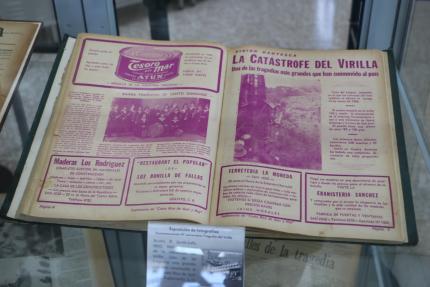 La muestra incluye fotografías tomadas por Manuel Gómez Miralles, así como periódicos originales de la época, con información del lamentable accidente; además, expone objetos que fueron rescatados del tren y forman parte de la muestra gracias al apoyo del Museo Ferroviario de Atenas.