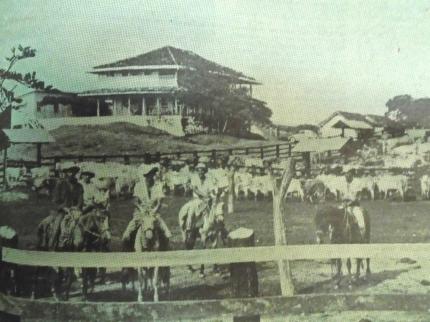 Antiguo corral de la Hacienda, al fondo la casona - Publicado en La Nación del 4 de abril de 1974 - Fuente Estudio de declaratoria del CICPC.jpg