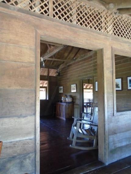Vista del corredor del segundo piso al interior de un aposento de la casona - Ileana Vives-CICPC.jpg Vista del corredor del segundo piso al interior de un aposento de la casona - Ileana Vives-CICPC.jpg