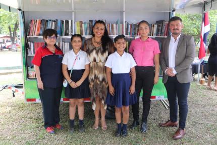 Iniciativa del programa “Puntos de Lectura en Comunidad”, del Sistema Nacional de Bibliotecas, contó con el apoyo de AERIS Costa Rica y Carrocerías Metálicas Chaverri Iniciativa del programa “Puntos de Lectura en Comunidad”, del Sistema Nacional de Bibliotecas, contó con el apoyo de AERIS Costa Rica y Carrocerías Metálicas Chaverri