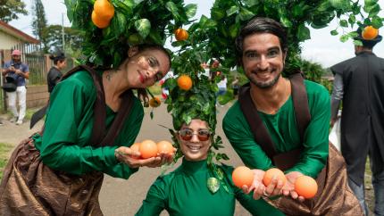 Vecinos de Naranjo y Palmares experimentarán un pasacalle cargado de circo, danza, música, teatro y magia, con “La Caravana de las Palmas y Naranjales” del FNA2023 Vecinos de Naranjo y Palmares experimentarán un pasacalle cargado de circo, danza, música, teatro y magia, con “La Caravana de las Palmas y Naranjales” del FNA2023