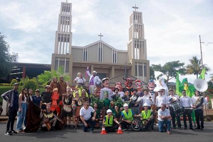 Vecinos de Naranjo y Palmares experimentarán un pasacalle cargado de circo, danza, música, teatro y magia, con “La Caravana de las Palmas y Naranjales” del FNA2023 Vecinos de Naranjo y Palmares experimentarán un pasacalle cargado de circo, danza, música, teatro y magia, con “La Caravana de las Palmas y Naranjales” del FNA2023