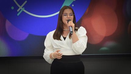 La persona ganadora del primer lugar fue la joven Marisol Rojas Madrigal del Liceo Experimental Bilingüe de Río Jiménez, con el tema “Brillo de Paz” La persona ganadora del primer lugar fue la joven Marisol Rojas Madrigal del Liceo Experimental Bilingüe de Río Jiménez, con el tema “Brillo de Paz”