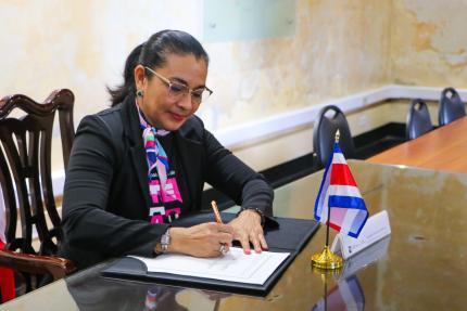 En Costa Rica firmó Nayuribe Guadamuz Rosales, ministra de Cultura y Juventud, este viernes 13 de octubre, en compañía de Margarita Portuguez González, embajadora de Chile en Costa Rica; así como Vera Beatriz Vargas León, viceministra de Cultura.