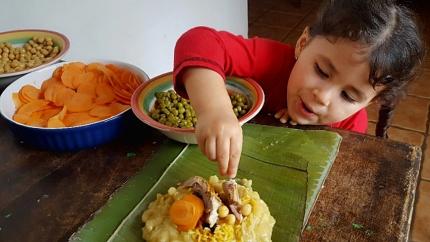 Participar en la tamaleada familiar permite la transmisión de saberes ligados a la cocina tradicional, así como reconocer el importante rol de la familia como responsable de la salvaguardia de esta práctica tradicional Participar en la tamaleada familiar permite la transmisión de saberes ligados a la cocina tradicional, así como reconocer el importante rol de la familia como responsable de la salvaguardia de esta práctica tradicional