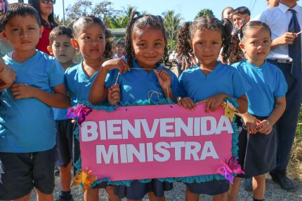 Estudiantes de la escuela unidocente de Pueblo Nuevo de Coto, en Corredores de Puntarenas, recibieron la visita de la ministra de Cultura y Juventud, Nayuribe Guadamuz Rosales, en febrero 2023.