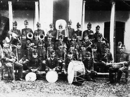 Desconocido  Banda militar de Alajuela en el Cuartel de Armas de la ciudad [actual sede del MHCJS]  Fotografía  Archivo MHCJS  CIRCA, 1917.