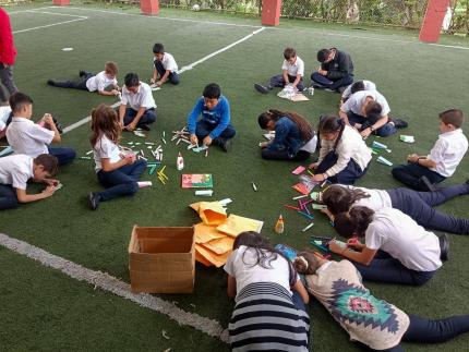Una de las instituciones beneficiadas es la Unidad Pedagógica Rural Toro Amarillo, donde Rojas realiza actividades mensuales que han impactado positivamente a sus estudiantes.