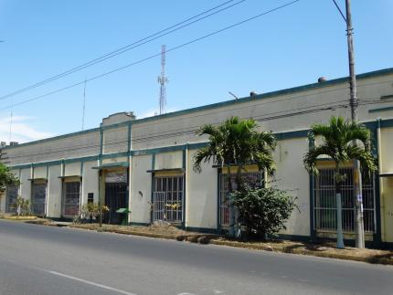 Una larga historia con un final feliz: 1947 fue construido por la Cooperativa Tabacalera de Palmares / Circa de 1951 ante la quiebra de la Cooperativa Tabacalera, fue vendido a Republic Tobacco Co. / 1973 lo adquiere Fertica / 1980 se da la nacionalización de Fertica y el Estado dona el edificio a la Municipalidad para "el desarrollo del arte y la cultura palmareña", sin registro oficial del traspaso/ 1981 la Municipalidad da el usufructo del edificio a la Cooperativa de Caficultores de Palmares / 1986 el g