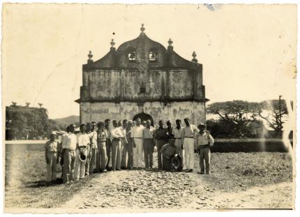 Grupo de personas frente a la Iglesia de Nicoya, Guanacaste. Donada por Luz Alba Chacón León. Fecha aproximada: 1950. ANCR, Colección de Fotografías, 69081. Grupo de personas frente a la Iglesia de Nicoya, Guanacaste. Donada por Luz Alba Chacón León. Fecha aproximada: 1950. ANCR, Colección de Fotografías, 69081.